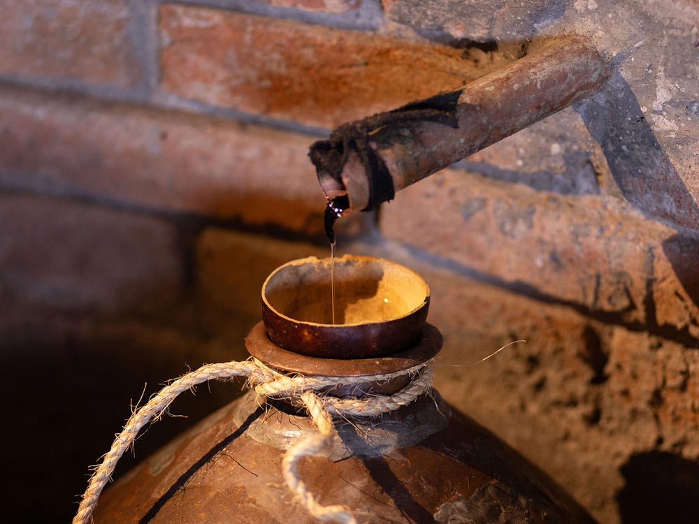 Destilación ancestral en olla de barro en Casa Xamu.