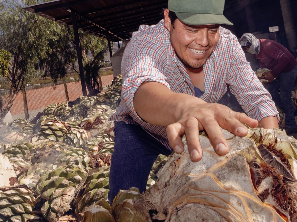 Retrato evocador de José María Gutiérrez, pionero mezcalero en Santiago Matatlán, Oaxaca, cuna del mezcal.